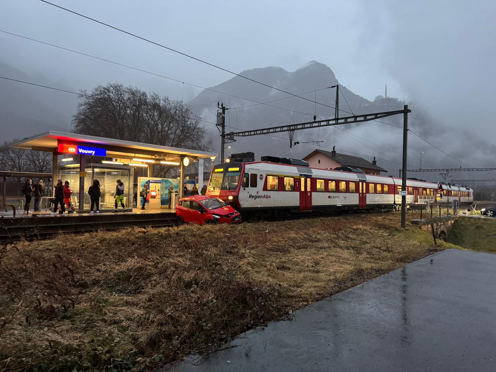 Vouvry: collision entre un train et une voiture bloquée sur le passage à niveau de la gare